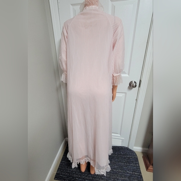 Vintage Cheoette Ruffled Nightgown. - Picture 4 of 13